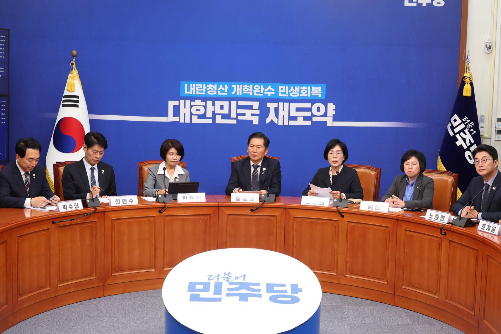 최민희 더불어민주당 언론개혁특위 위원장이 20일 오후 서울 여의도 국회에서 열린 언론개혁특위 허위조작정보 근절안 발표 기자간담회에서 발언을 하고 있다. 2025.10.20. 뉴시스