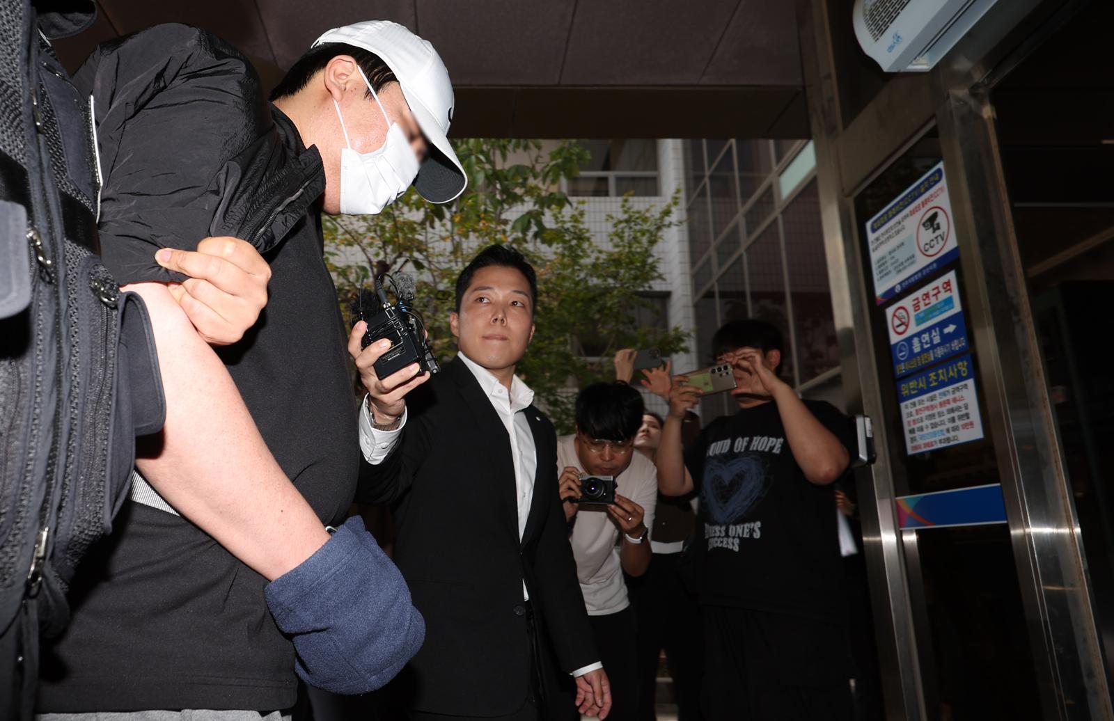 여자친구를 살해한 뒤 김치냉장고에 1년 동안 시신을 숨긴 A 씨(40대)가 전북 군산시 전주지방법원 군산지원에서 구속 전 피의자심문(영장실질심사)에 출석하고 있다. 2025.9.30/뉴스1