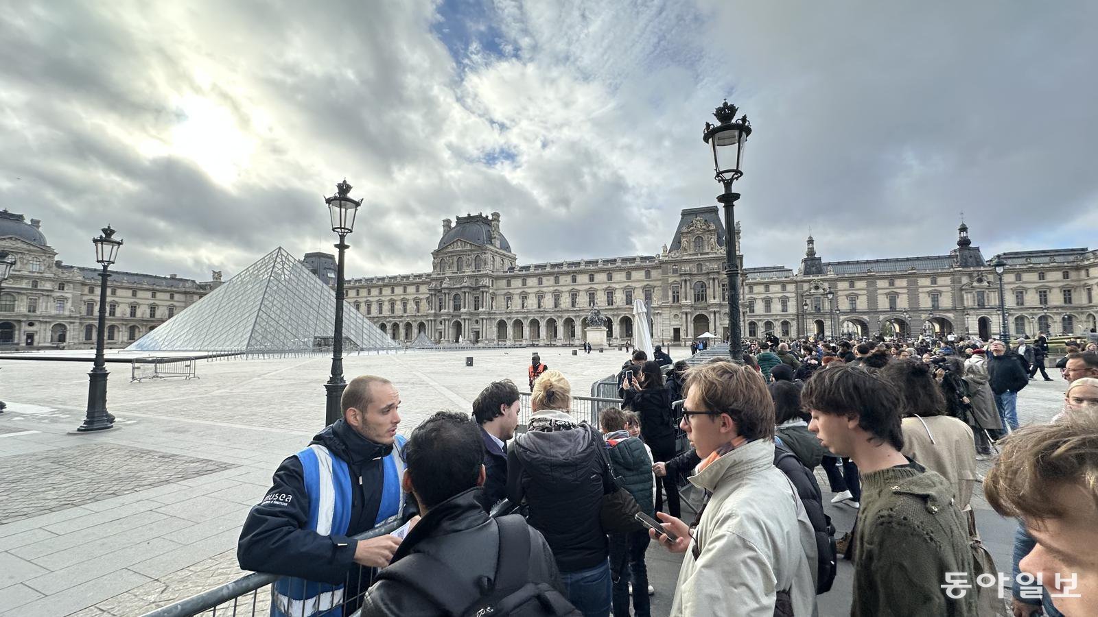 20일(현지 시간) 프랑스 파리 루브르 박물관의 피라미드 입구가 텅 비어있다. 전날 도난사건 여파로 박물관 측은 이틀째 휴관을 전격 결정했다. 파리=유근형 특파원 noel@donga.com