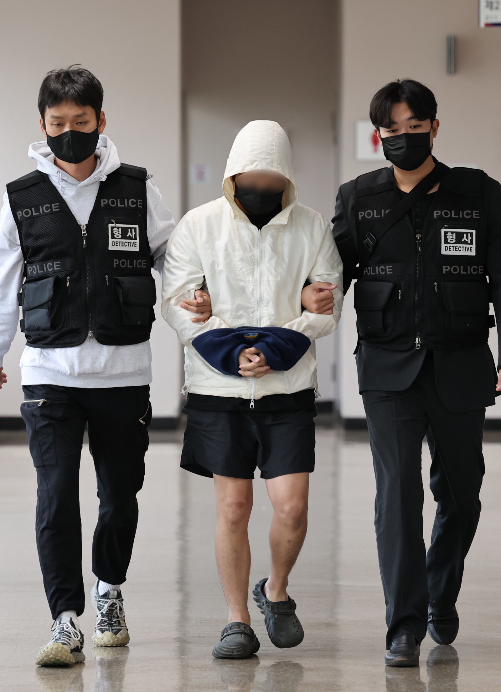 캄보디아 송환 피의자들이 20일 충남 홍성 대전지법 홍성지원에서 구속 전 피의자심문(영장실질심사)을 받기 위해 법정으로 들어서고 있다. 이날 홍성지원에서는 충남경찰청에서 사기 혐의로 수사받는 캄보디아 송환자 45명의 영장실질심사가 진행된다. 2025.10.20/뉴스1