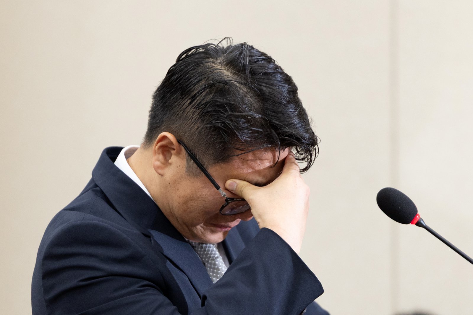 문지석 검사가 15일 서울 여의도 국회에서 열린 기후에너지환경노동위원회 고용노동부 등에 대한 국정감사에 쿠팡CFS 퇴직금 미지급 검찰 수사 관련 참고인으로 출석해 의원 질의에 답변 중 눈물을 삼키고 있다. 2025.10.15/뉴스1