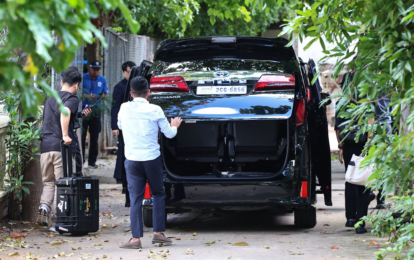 국립과학수사연구원 부검의, 담당 수사관 등이 20일(현지시간) 캄보디아 프놈펜 턱틀라사원에서 지난 8월 보코산 지역의 온라인스캠범죄단지에 감금돼 고문 끝에 숨진 대학생 박모씨의 시신을 부검하기 위해 안치실로 들어가고 있다. 2025.10.20 뉴스1