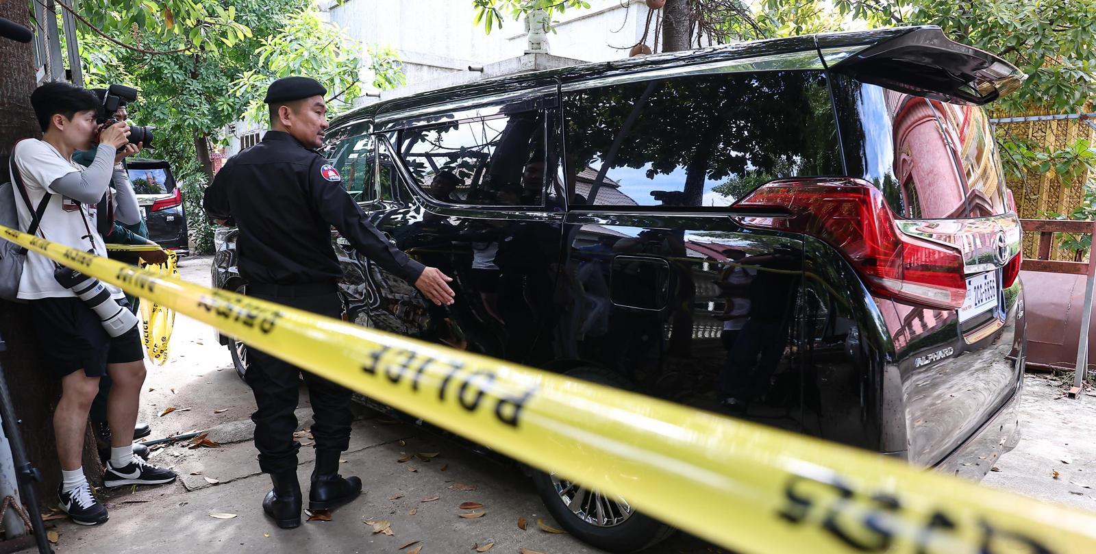 ‘피살 대학생’ 부검… 화장후 오늘 국내 송환
20일(현지 시간) 캄보디아 프놈펜 턱틀라 사원에서 국립과학수사연구원 부검의 등을 태운 차량이 고문 끝에 숨진 것으로 알려진 대학생 박모 씨(22)의 시신 부검을 위해 안치실로 들어서고 있다. 당국은 이날 박 씨의 시신을 화장했고 그 유해를 21일 국내로 송환한다. 프놈펜=뉴스1