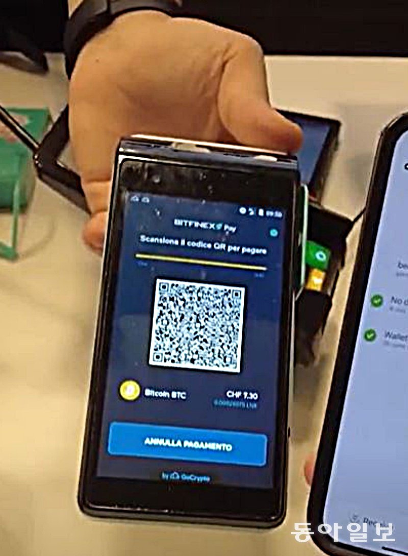 지난달 18일 스위스 루가노 시내 이탈리아 음식점에서 자코모 주코 씨가 에스프레소 값을 비트코인으로 결제하고 있다. 루가노=임현석 기자 lhs@donga.com