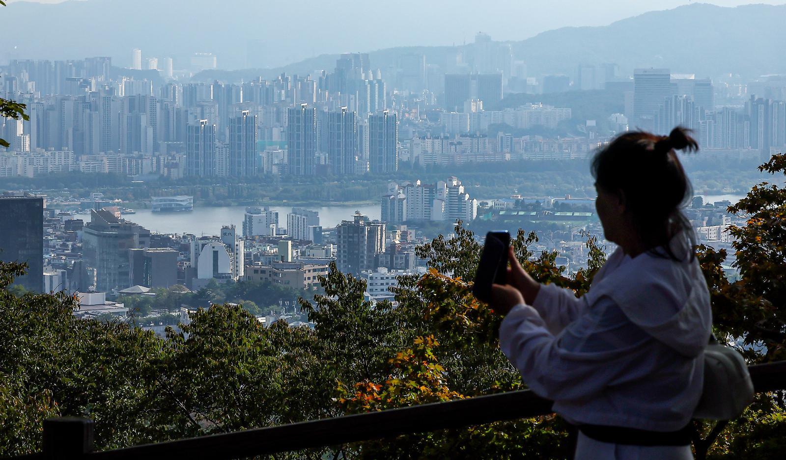 서울 중구 남산에서 바라본 아파트 단지. 2025.10.19 뉴스1