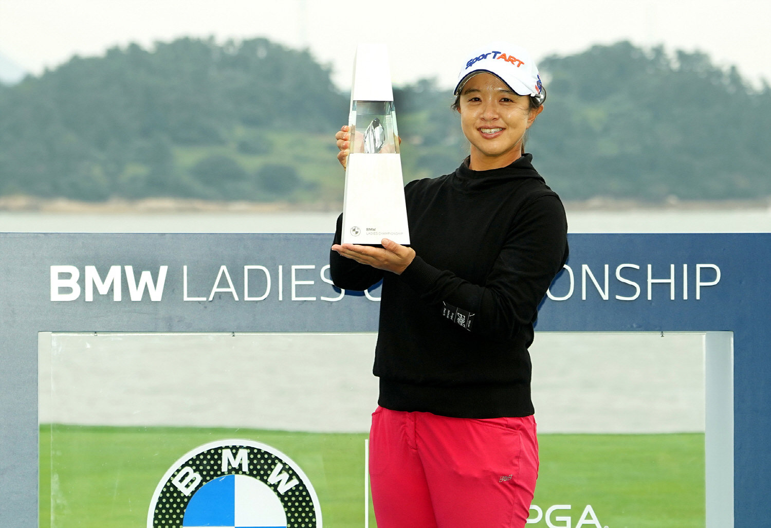 김세영이 19일 전남 해남 파인비치 골프링크스에서 열린 미국여자프로골프(LPGA) 투어 BMW 레이디스 챔피언십 2025 최종라운드에서 우승을 차지한 후 트로피를 들고 포즈를 취하고 있다. 2025.10.19 .BMW 레이디스 챔피언십 대회 조직위원회 제공.