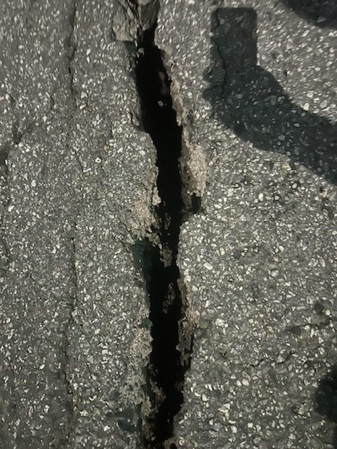 21일 오전 2시 20분쯤 광주 동구 계림동 광주은행 인근 도시철도2호선 공사 현장에서 도로 균열이 발생한 모습. (독자 제공. 재판매 및 DB 금지)