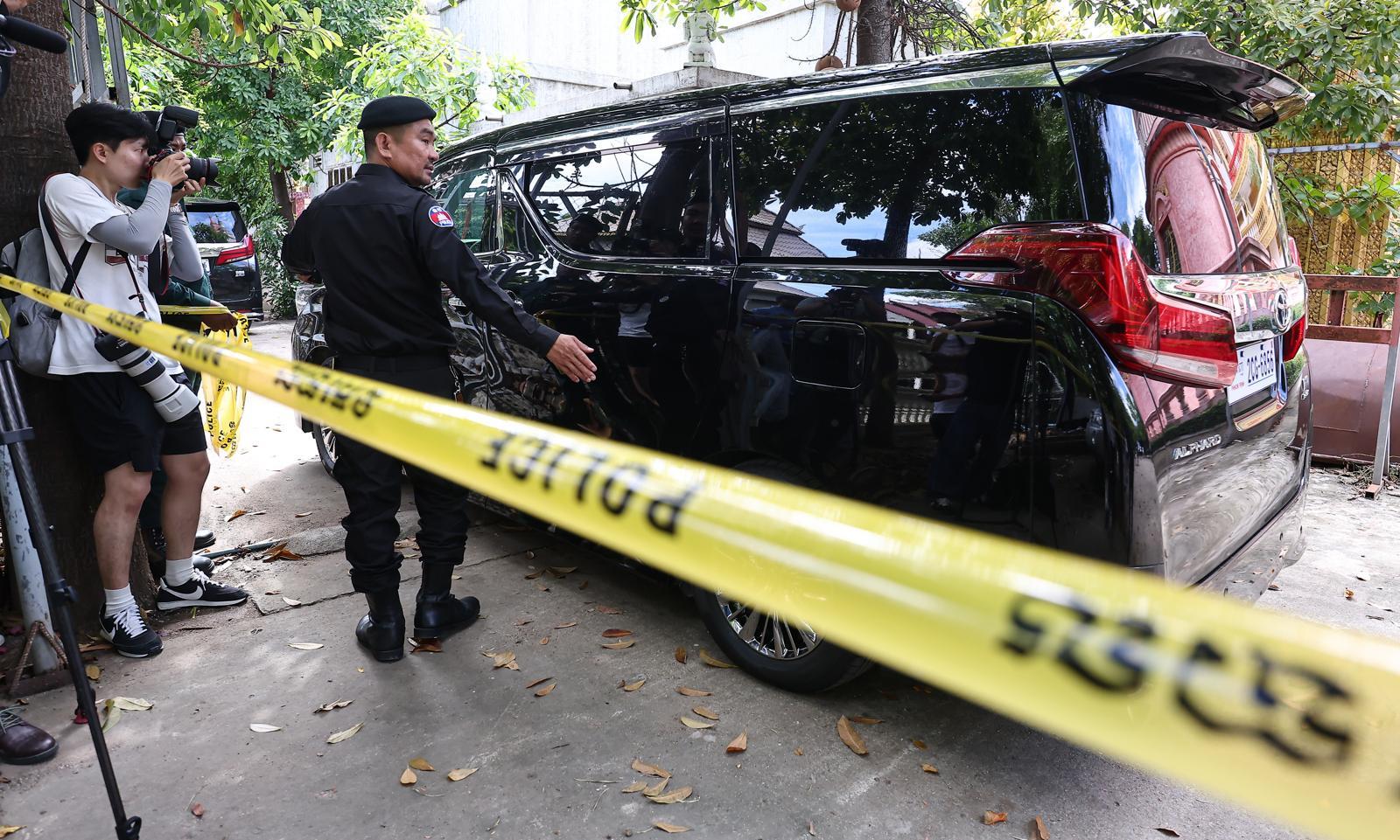 국립과학수사연구원 부검의, 담당 수사관 등이 탑승한 차량이 20일(현지시간) 캄보디아 프놈펜 턱틀라사원에서 지난 8월 보코산 지역의 온라인스캠범죄단지에 감금돼 고문 끝에 숨진 대학생 박모씨의 시신을 부검하기 위해 안치실로 들어서고 있다. 2025.10.20. 뉴스1