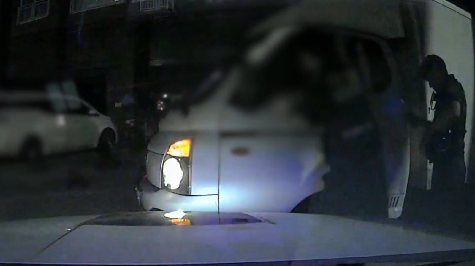 지난달 28일 경찰이 부산 사하구 한 도로에서 무면허 음주운전 40대를 검거하고 있다. (부산경찰청 제공)