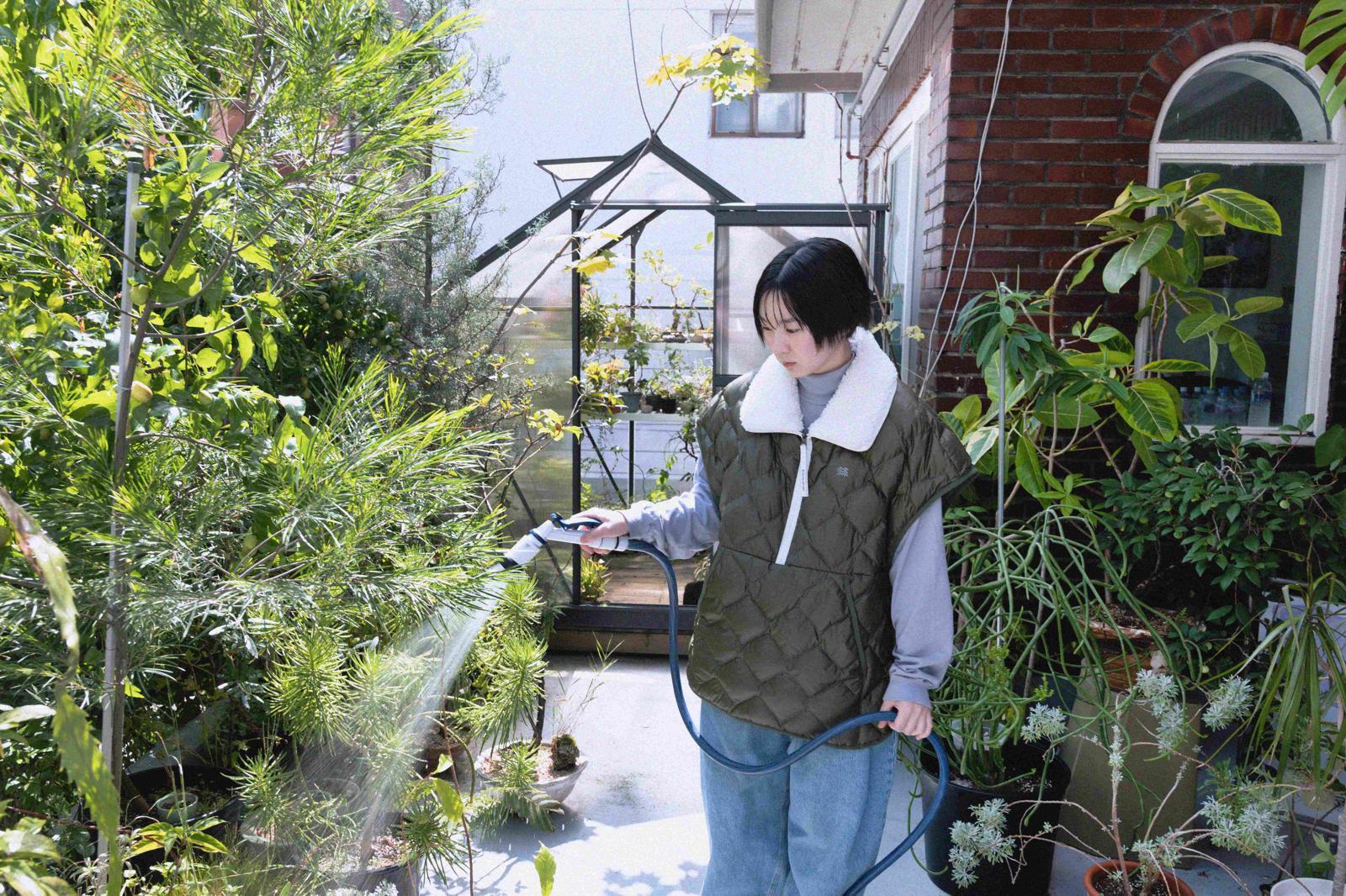 코오롱스포츠가 2025 FW 시즌을 맞아 사진작가 하시시박과 함께한 ‘솟솟다운(Light, Warm, You)’ 캠페인을 공개했다. 사진은 코오롱스포츠 하시시박 솟솟다운 캠페인 플랜트샵 4t 대표 김동은. 코오롱스포츠 제공