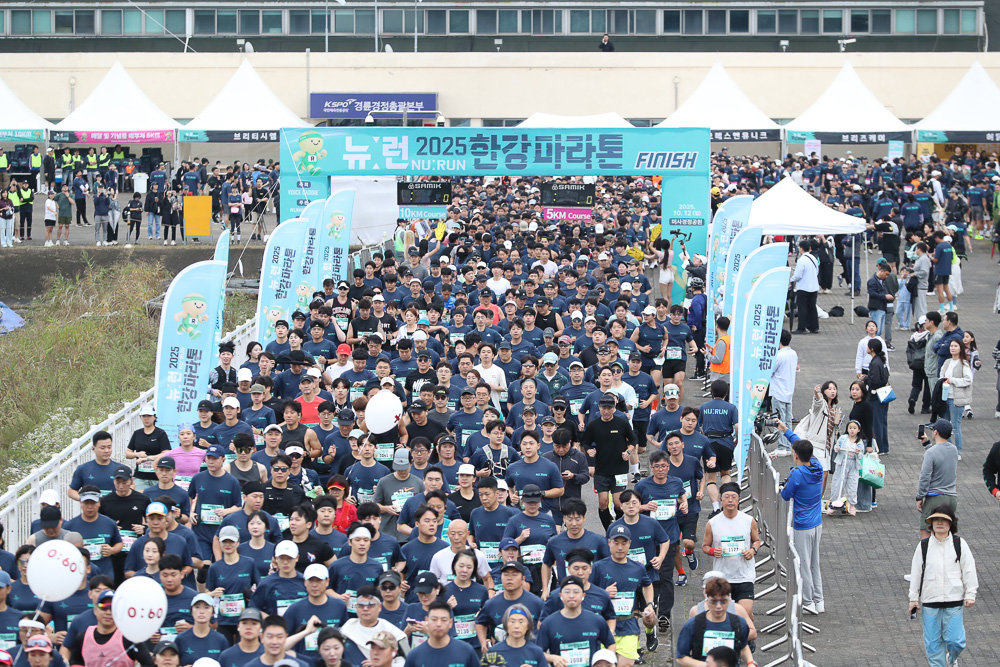 뉴런이 주최한 ‘뉴런 2025 한강 마라톤’이 지난 12일 하남시 미사경정공원에서 약 2000명의 러너가 참가한 가운데 성황리에 마무리됐다. 브이씨 제공