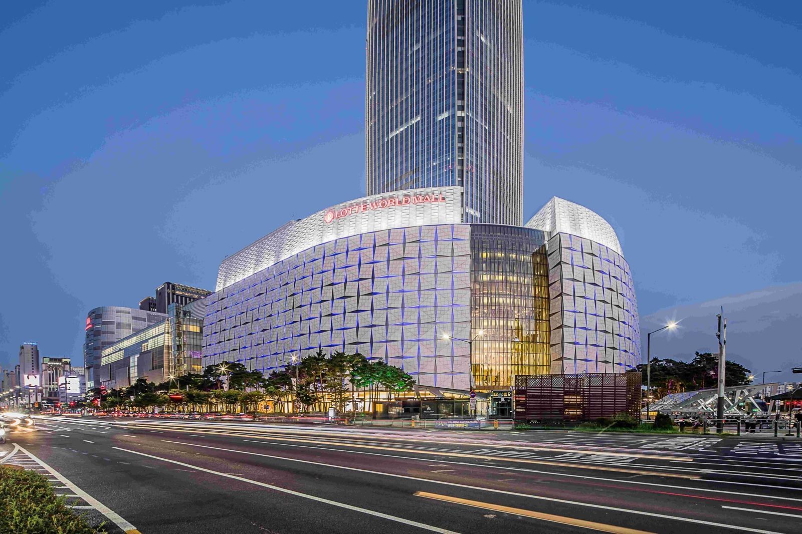 서울시 송파구 신천동에 위치한 롯데백화점 잠실점 에비뉴엘 전경.