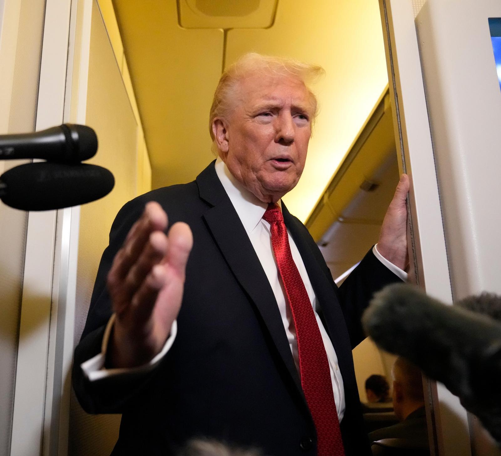 도널드 트럼프 미국 대통령이 19일(현지 시간) 플로리다주에서 워싱턴 백악관으로 돌아가는 전용기 ‘에어포스원’에서 “시진핑 중국 국가주석과 한국에서 만날 것”이라고 밝혔다. 워싱턴=AP 뉴시스