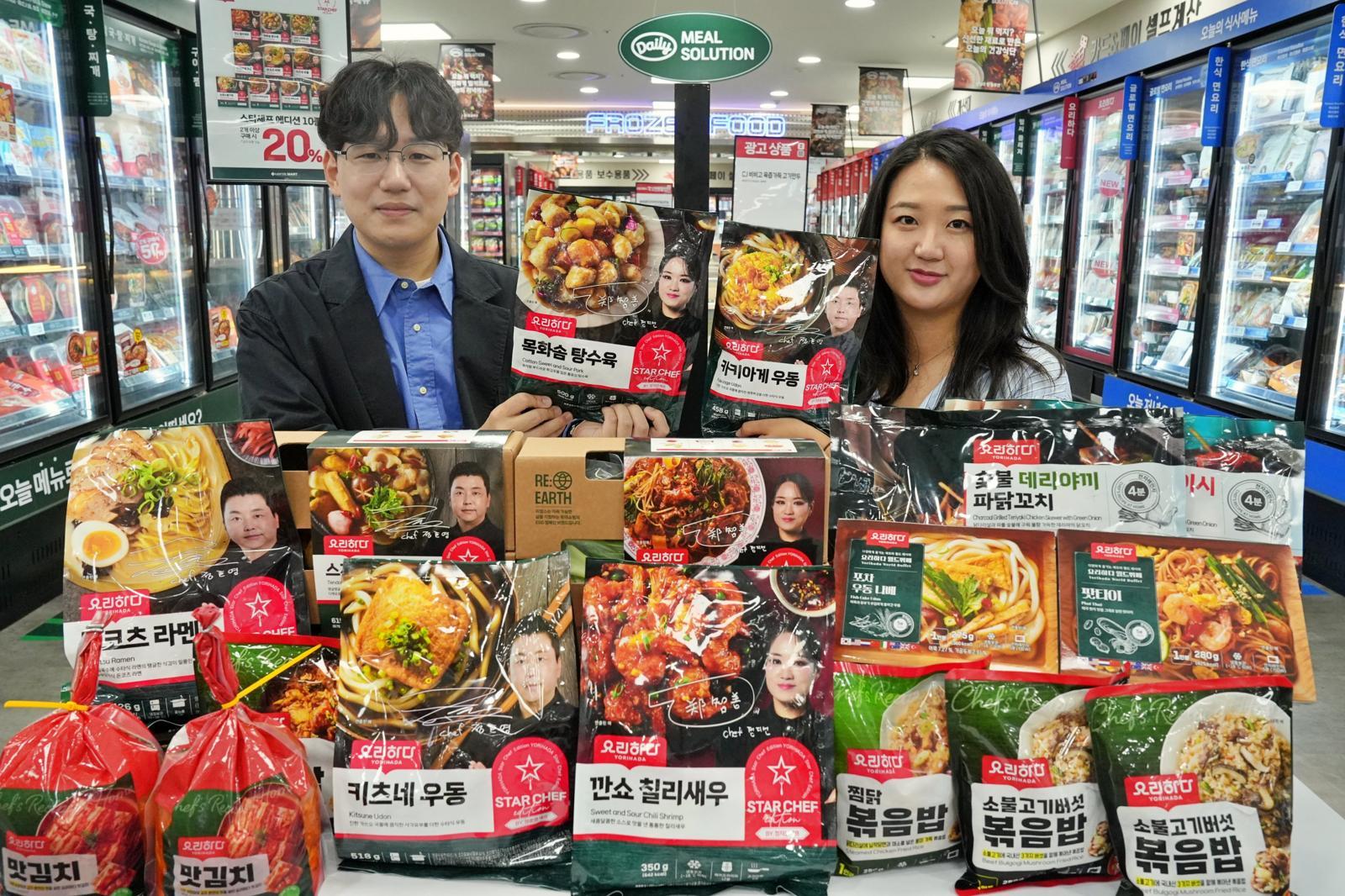 지난 16일 서울시 송파구에 위치한 롯데마트 제타플렉스 잠실점에서 요리하다 10주년 ‘PB FESTA’를 홍보하는 이정빈 MD(왼쪽)와 조은비 MD의 모습. 롯데마트 제공