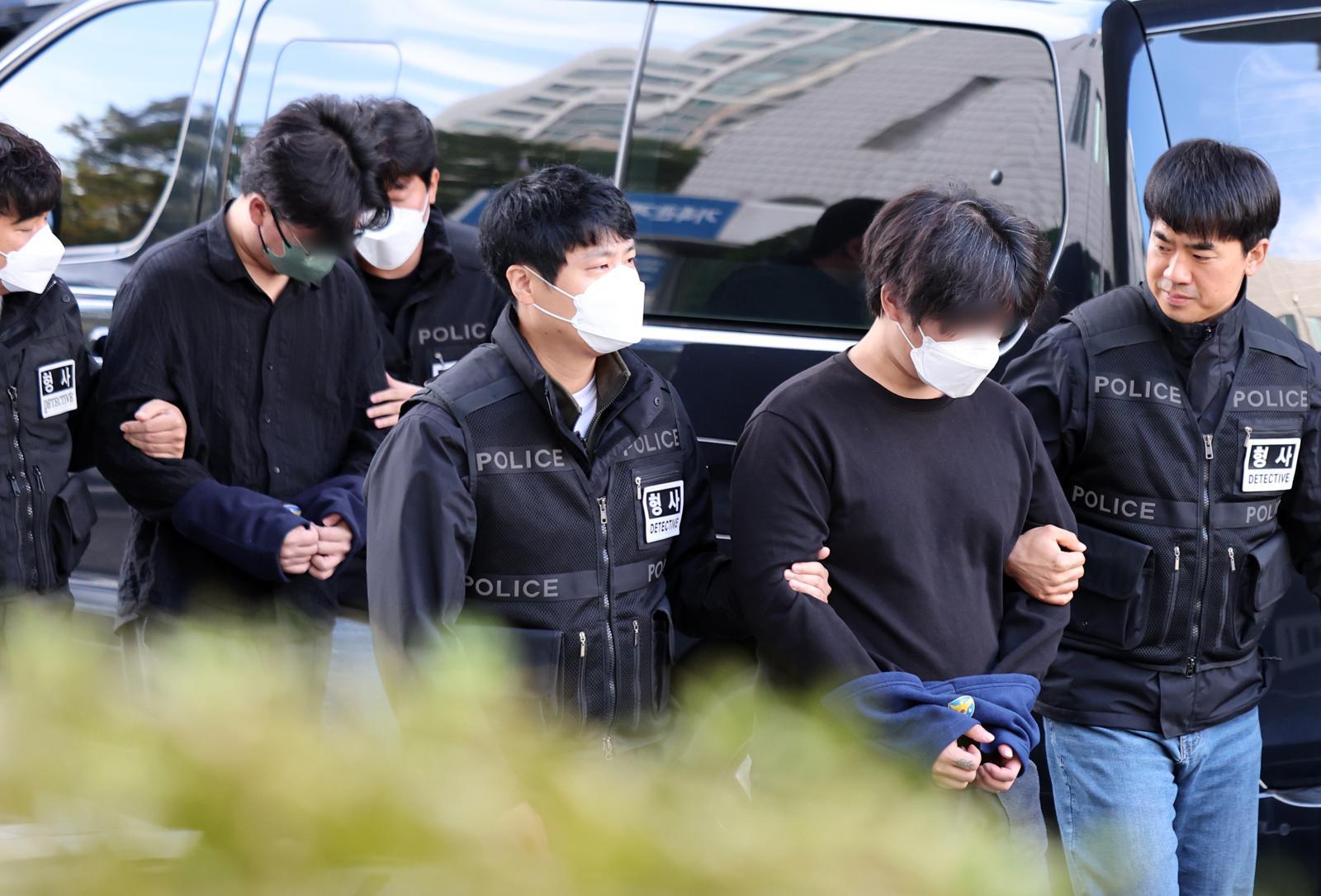 전기통신사업법 위반 등의 혐의를 받고 있는 캄보디아 송환 피의자가 21일 오전 경기 의정부시 의정부지방법원에서 열린 구속 전 피의자심문(영장실질심사)에 출석하고 있다.  경기북부경찰청은 캄보디아에서 송환된 피의자 15명 중 11명에 대해 구속 영장을 신청했으며 이들은 올해 3~4월 캄보디아 범죄단지에서 로맨스 스캠 범죄에 가담한 혐의를 받는다. 11명 중 10명은 이날 의정부지법에서 오전과 오후로 나눠 구속 전 피의자심문(영장실질심사)을 받을 예정이다. 2025.10.21 [의정부=뉴시스]