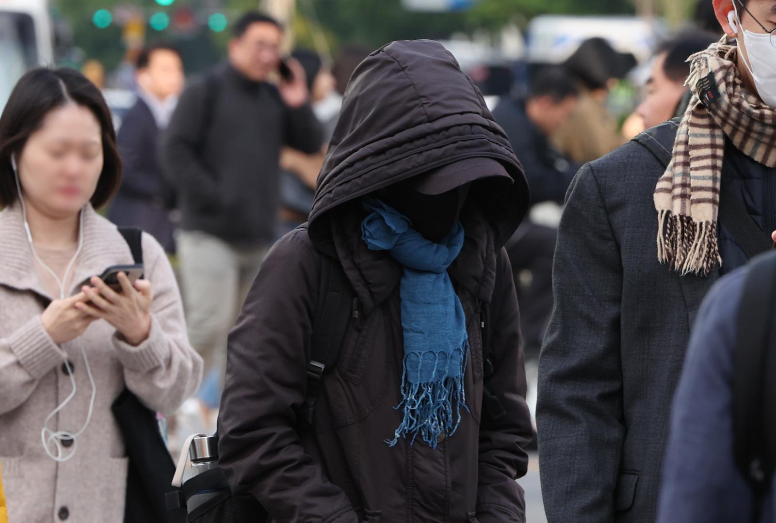 북쪽의 찬 공기 유입으로 전국 대부분 지역의 아침 기온이 급격히 떨어진 20일 오전 서울 종로구 세종대로 사거리에서 두꺼운 외투를 입은 시민들이 발걸음을 재촉하고 있다. 2025.10.20. 서울=뉴시스