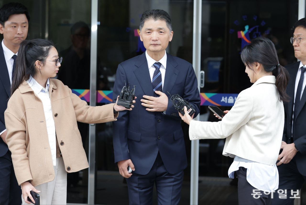 카카오 창업자 김범수 미래이니셔티브센터장이 21일 서울 양천구 서울남부지방법원에서 SM 주가조작 혐의 1심 무죄를 받고 법원을 나서고 있다. 박형기 기자 oneshot@donga.com