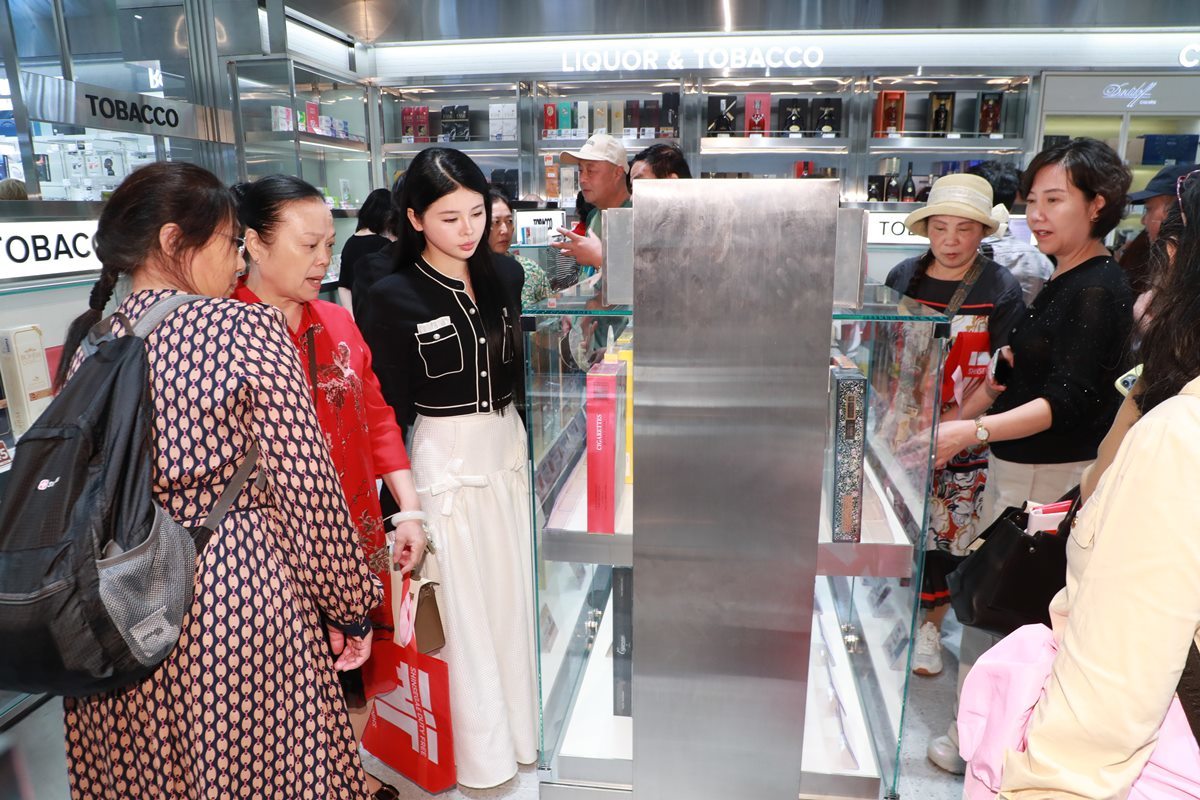 중국 단체관광객들이 복(福) 글자를 새긴 친환경 ‘포춘백’을 들고 쇼핑을 하고 있다. (자료사진, 기사 내용과 관련 없음) (신세계면세점 제공)