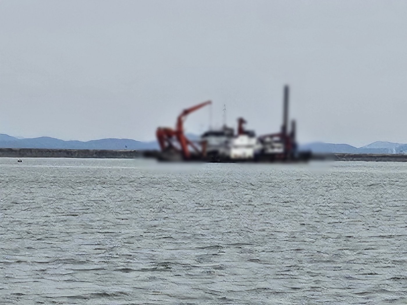 폭발사고가 발생한 2627톤급 준설선.(군산해경 제공)