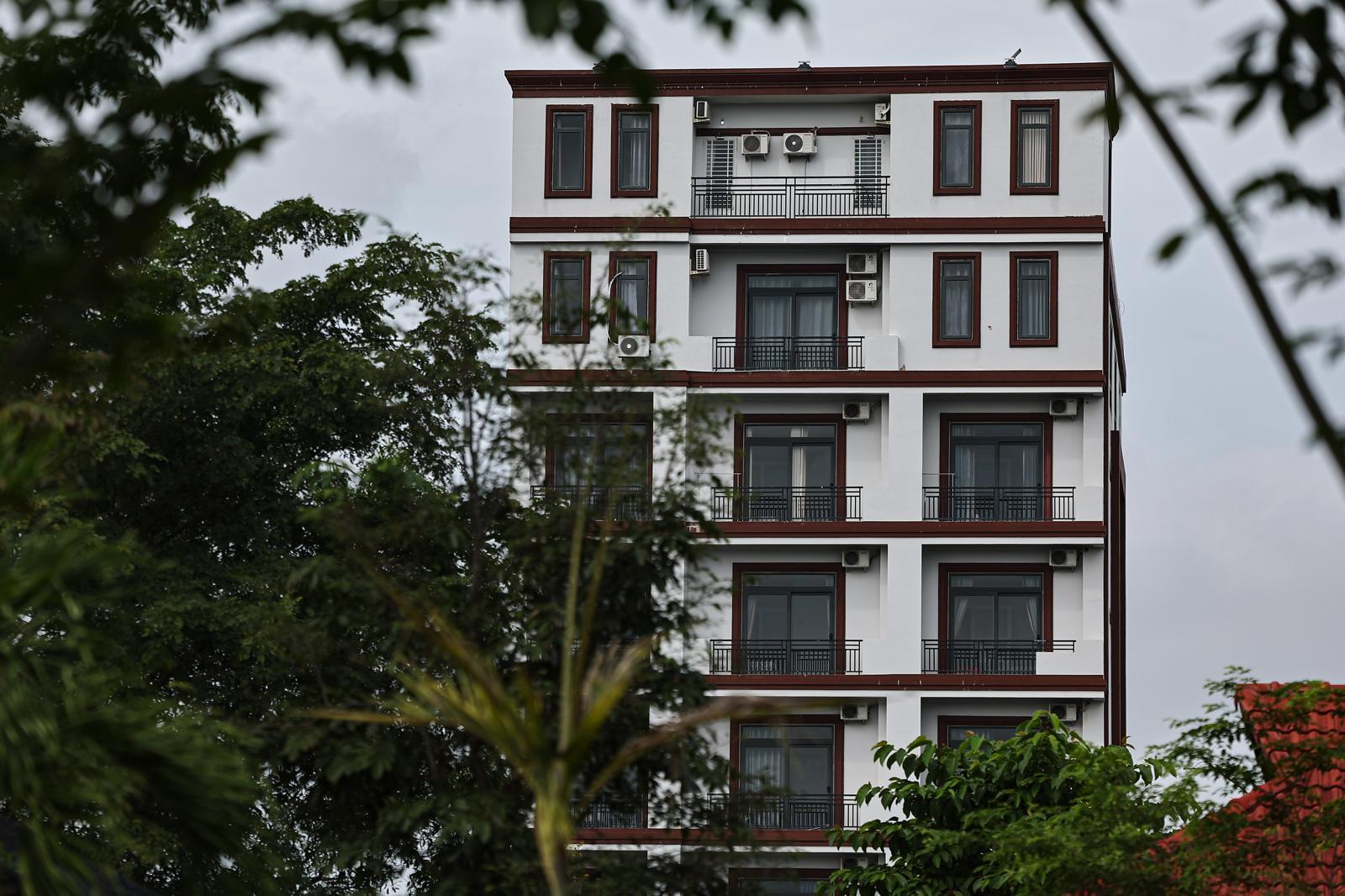 21일(현지시간) 캄보디아 프놈펜 외곽 온라인스캠범죄가 이뤄졌던 건물의 모습. 현지 언론에 따르면 이곳에서 지난달 15일 캄보디아 당국의 단속으로 온라인스캠범죄에 가담한 한국인 33명을 포함해 48명을 체포했다. 2025.10.21/뉴스1