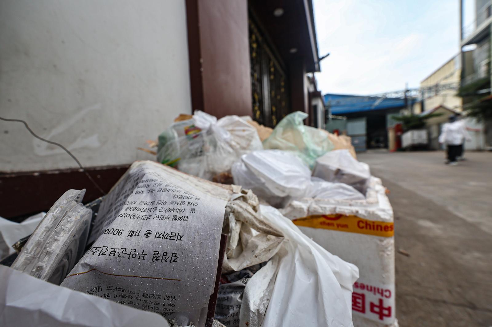 21일(현지시간) 캄보디아 프놈펜 외곽 온라인스캠범죄가 이뤄졌던 건물 앞에 한국 신문이 버려져 있다. 현지 언론에 따르면 이곳에서 지난달 15일 캄보디아 당국의 단속으로 온라인스캠범죄에 가담한 한국인 33명을 포함해 48명을 체포했다. 2025.10.21/뉴스1
