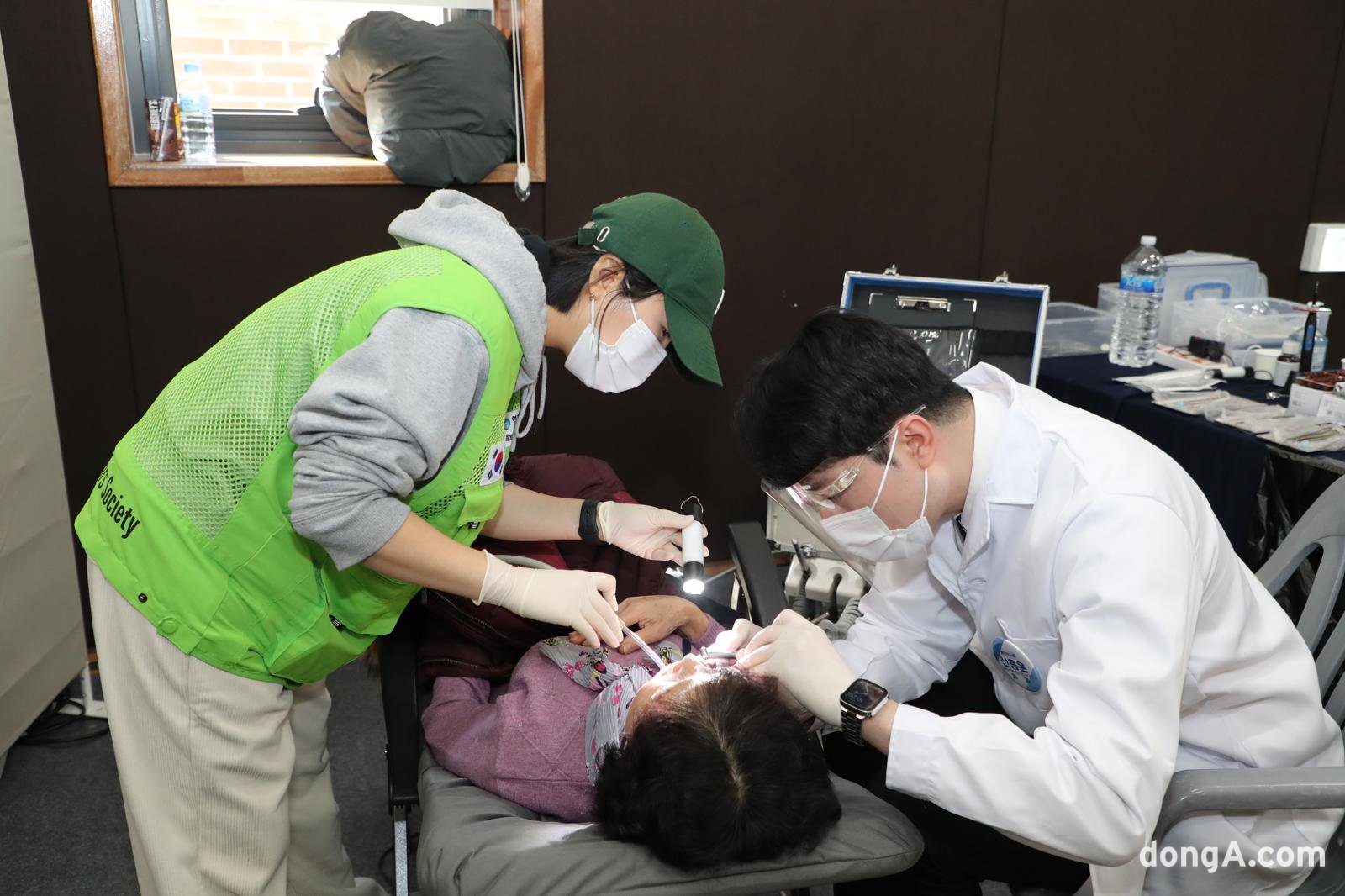 지난2월 남안동농협을 방문한 ‘농촌왕진버스’에서 치과 진료를 받고 있는 농업인. 농협중앙회