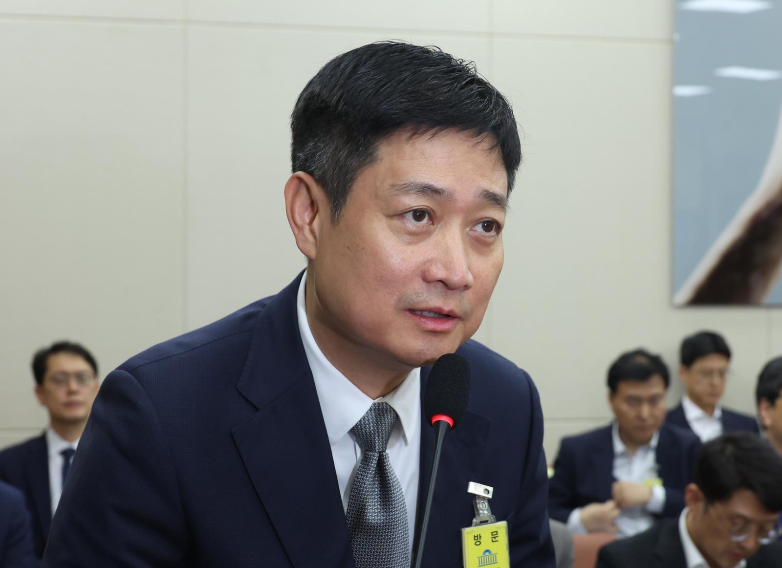 홍범식 LGU+ 대표가 21일 서울 여의도 국회에서 열린 과학기술정보방송통신위원회의 정보통신산업진흥원 등 국정감사에서 의원 질의에 답하고 있다. 2025.10.21. 서울=뉴시스