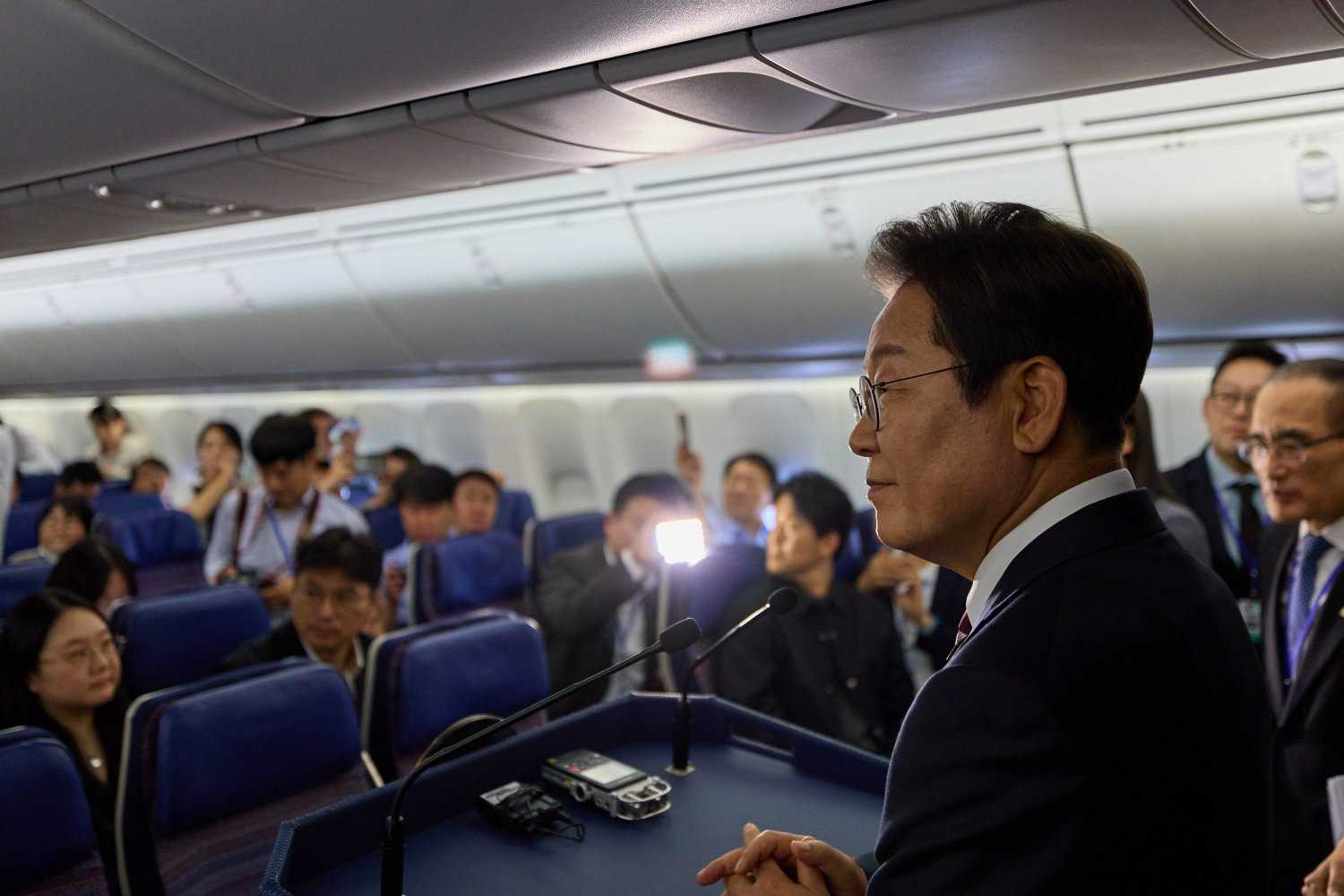 주요 7개국(G7) 정상회의에 참석하는 이재명 대통령이 16일(현지시간) 캐나다 앨버타주 캘거리로 향하는 공군 1호기에서 기자간담회를 하고 있다.  2025.6.18. 대통령실 제공