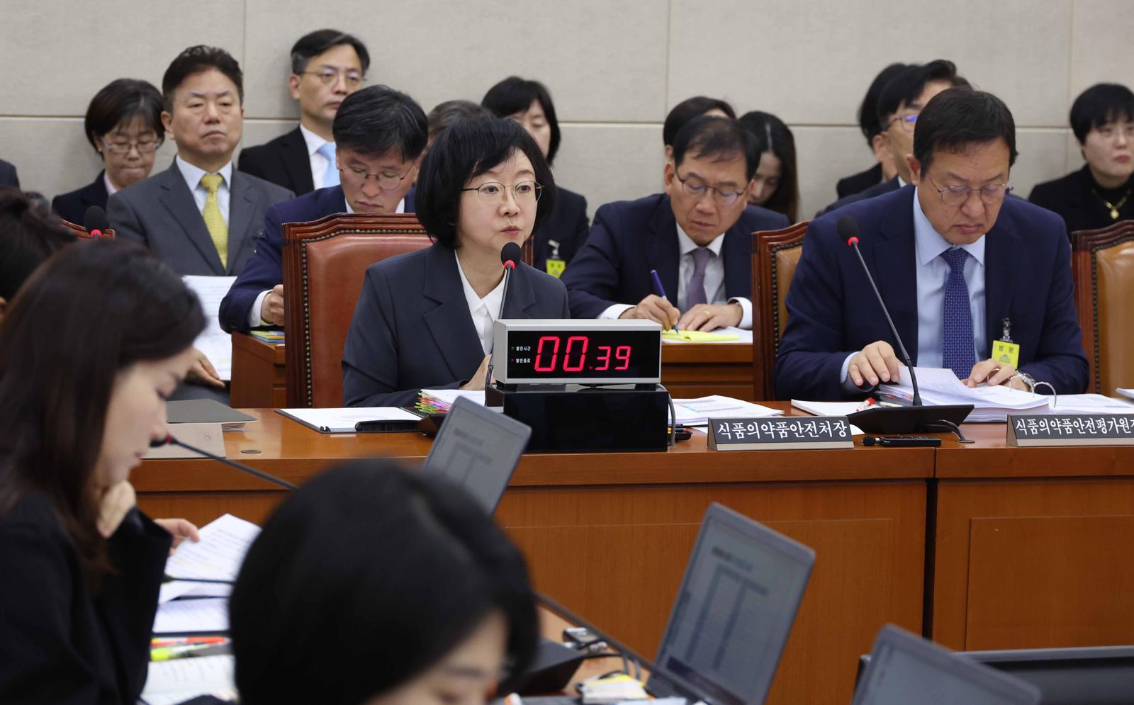 오유경 식품의약품안전처장이 21일 오전 서울 여의도 국회에서 열린 보건복지위원회 국정감사에서 의원 질의에 답변하고 있다.  2025.10.21 뉴시스