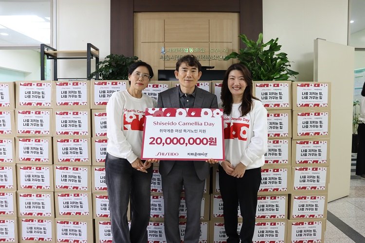 한국시세이도-지파운데이션 전달식 모습.  (오른쪽부터) 한국시세이도 양근혜대표, 서울시립중랑노인전문요양원 조남식원장, 한국시세이도 오경인전무.