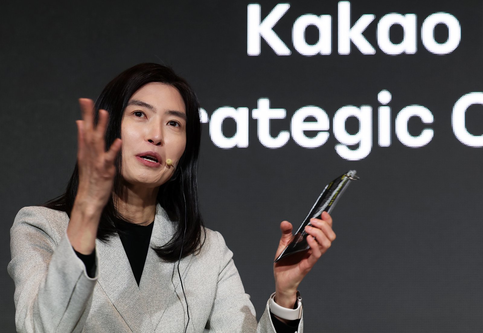 정신아 카카오 대표와 4일 서울 중구 플라자호텔에서 열린 오픈AI 전략적 제휴 체결 공동 기자간담회에서 발언하고 있다. 카카오는 국내 기업으로는 처음으로 오픈AI와 전략적 제휴를 맺고 인공지능(AI) 서비스 고도화를 위한 기술 협력은 물론 공동 상품 개발 등을 추진할 계획이다. 2025.2.4/뉴스1