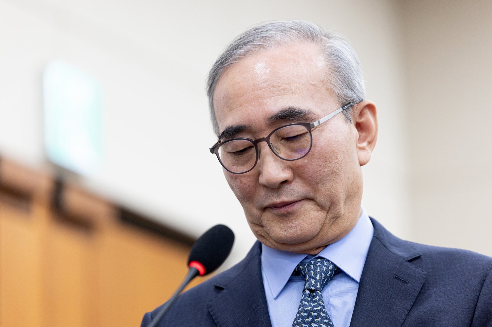 김영섭 KT 대표가 21일 서울 여의도 국회 과학기술정보방송통신위원회에서 열린 정보통신산업진흥원 등에 대한 국정감사에 증인을 출석해 의원 질의를 들으며 고개 숙이고 있다. 2025.10.21/뉴스1