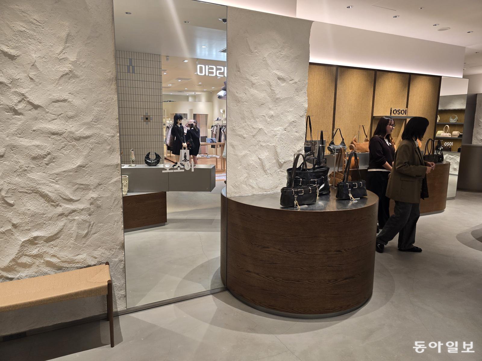 14일 일본 도쿄 시부야 파르코 백화점 4층에 위치한 한국 가방 브랜드 ‘오소이’의 단독 매장. 대형 거울 가운데에  ‘오소이’란 한글이 적혀 있다. 도쿄=황인찬 특파원 hic@donga.com