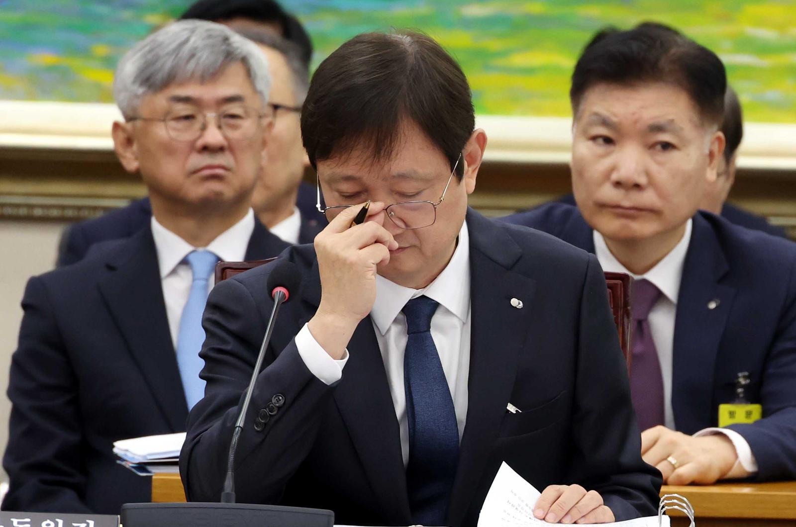 이찬진 금융감독원장이 21일 오전 서울 여의도 국회에서 열린 정무위원회 국정감사에서 안경을 고쳐쓰고 있다.  2025.10.21. 뉴시스