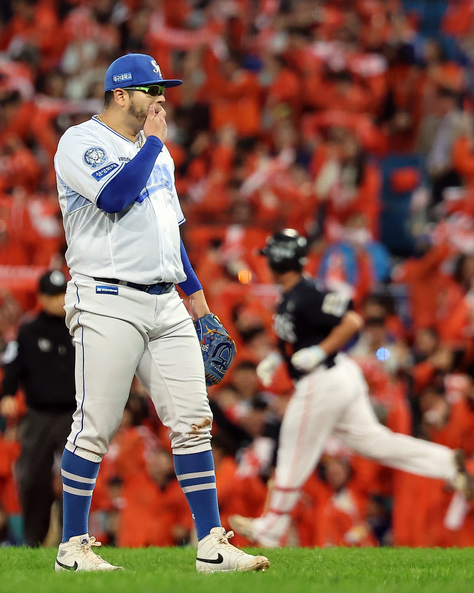 21일 대구삼성라이온즈파크에서 열린 2025 신한 SOL뱅크 KBO 포스트시즌 플레이오프 3차전 한화 이글스와 삼성 라이온즈의 경기, 삼성 선발 후라도가 5회초 2사 2루 상황 한화 노시환에게 역전 투런홈런을 허용한 후 아쉬워하고 있다. 2025.10.21/뉴스1