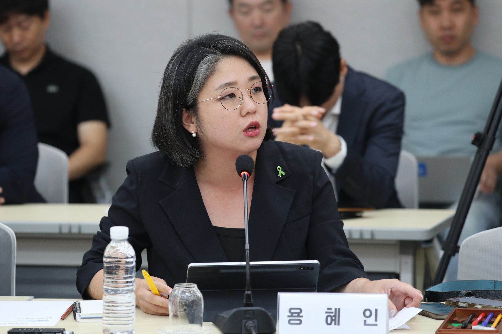 기본소득당 용혜인 의원이 15일 충북도의회 다목적 회의실에서 열린 국회 행정안전위원회의 ‘오송 지하차도 참사 진상규명 및 재발 방지 대책 마련 국정조사’ 현장조사에서 질문하고 있다. 2025.9.15/뉴스1 ⓒ News1 김용빈 기자