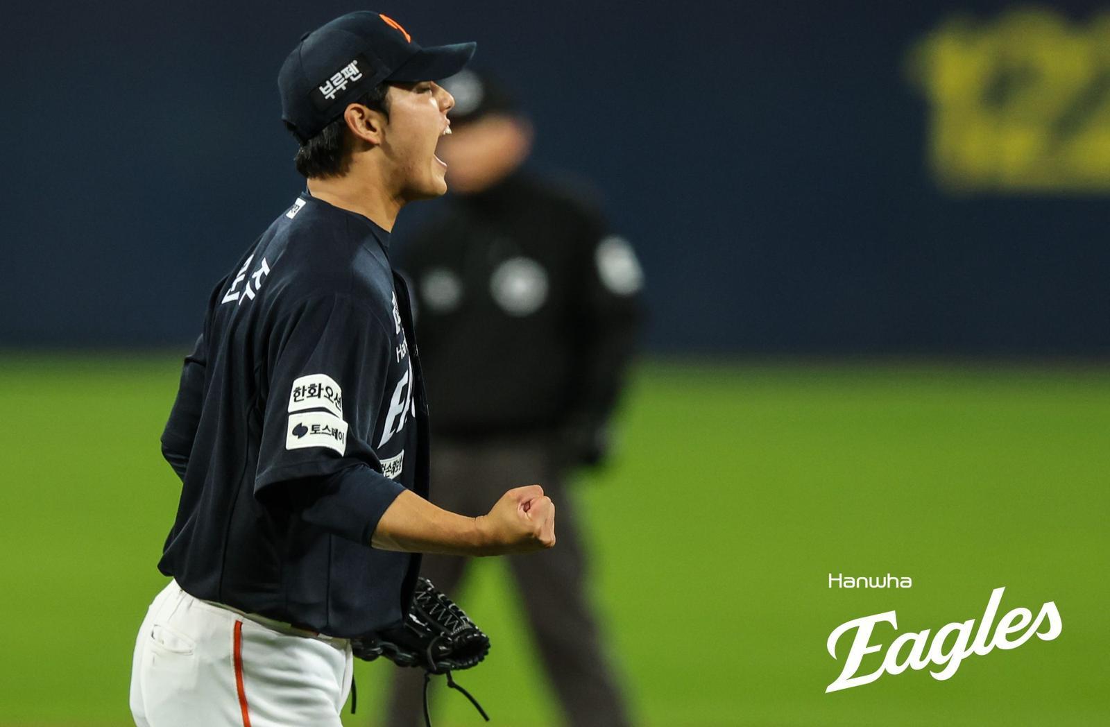 류현진 무너졌지만 문동주 있었다…‘필승 불펜’ 앞세운 한화, 19년 만의 KS 진출까지 -1승