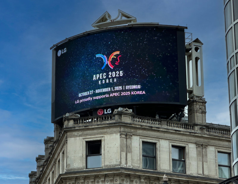 LG가 영국 런던 피커딜리 광장 전광판에서 상영 중인 경주 APEC 정상회의 홍보 영상.