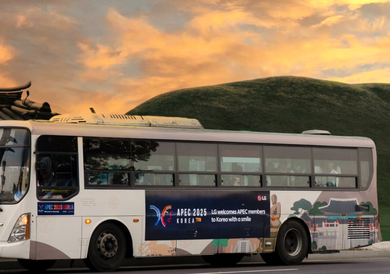 LG가 경북 경주 시내버스에 APEC 정상회의를 알리는 래핑 광고를 하고 있다.