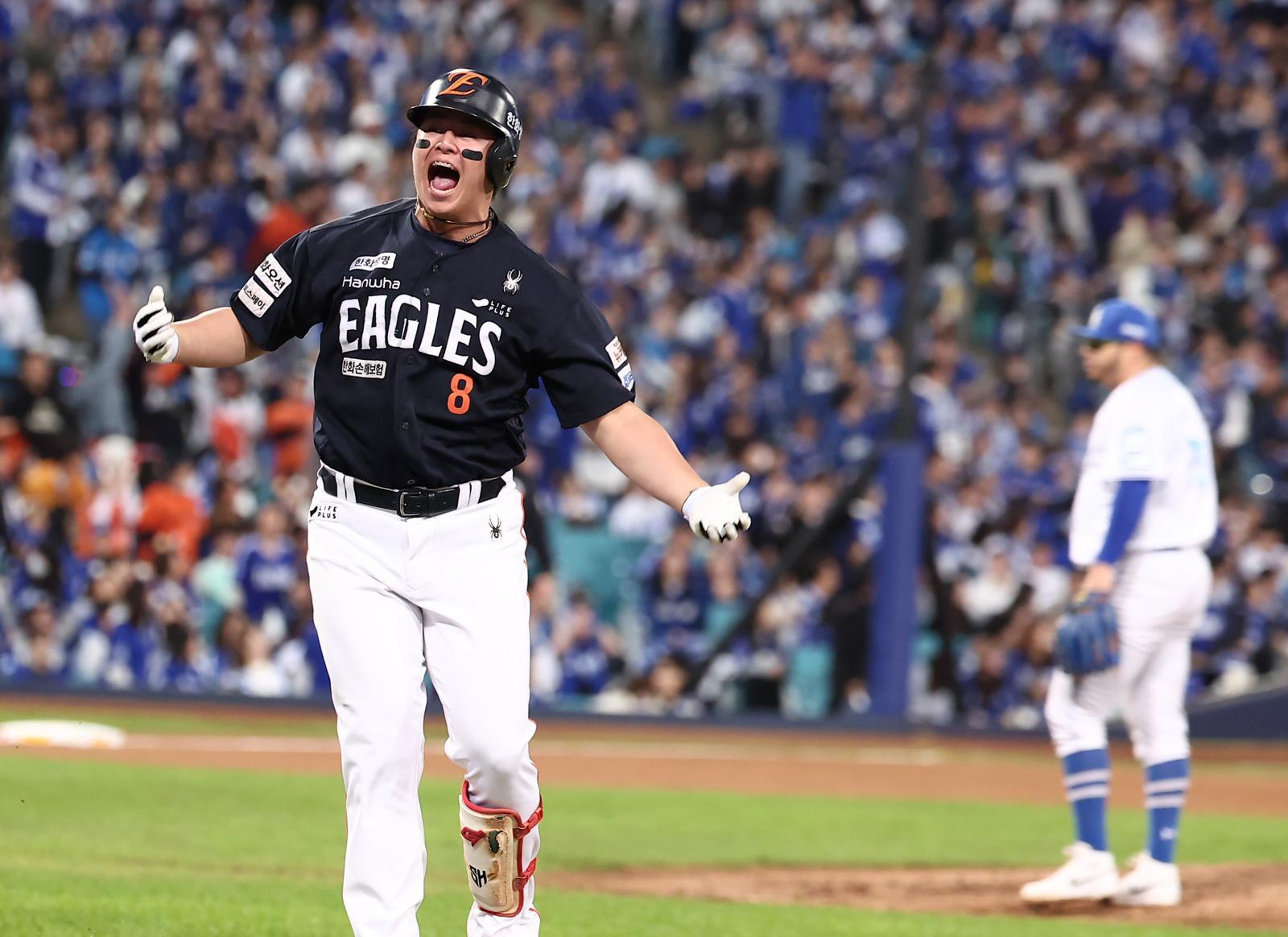 노시환이 21일 대구 삼성라이온즈파크에서 열린 삼성과의 플레이오프 3차전에서 5회말 삼성 선발 후라도를 상대로 5-4 역전 투런포를 터뜨린 뒤 환호하고 있다.  대구=뉴스1