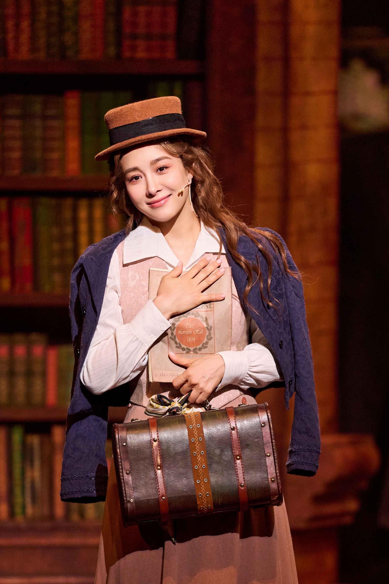 뮤지컬 ‘레드북’에서 안나는 사랑에 대해 솔직하고 과감하게 쓴 소설로 당시 사회의 금기에 도전한다. 안나 역을 맡은 배우 옥주현. 아떼오드 제공