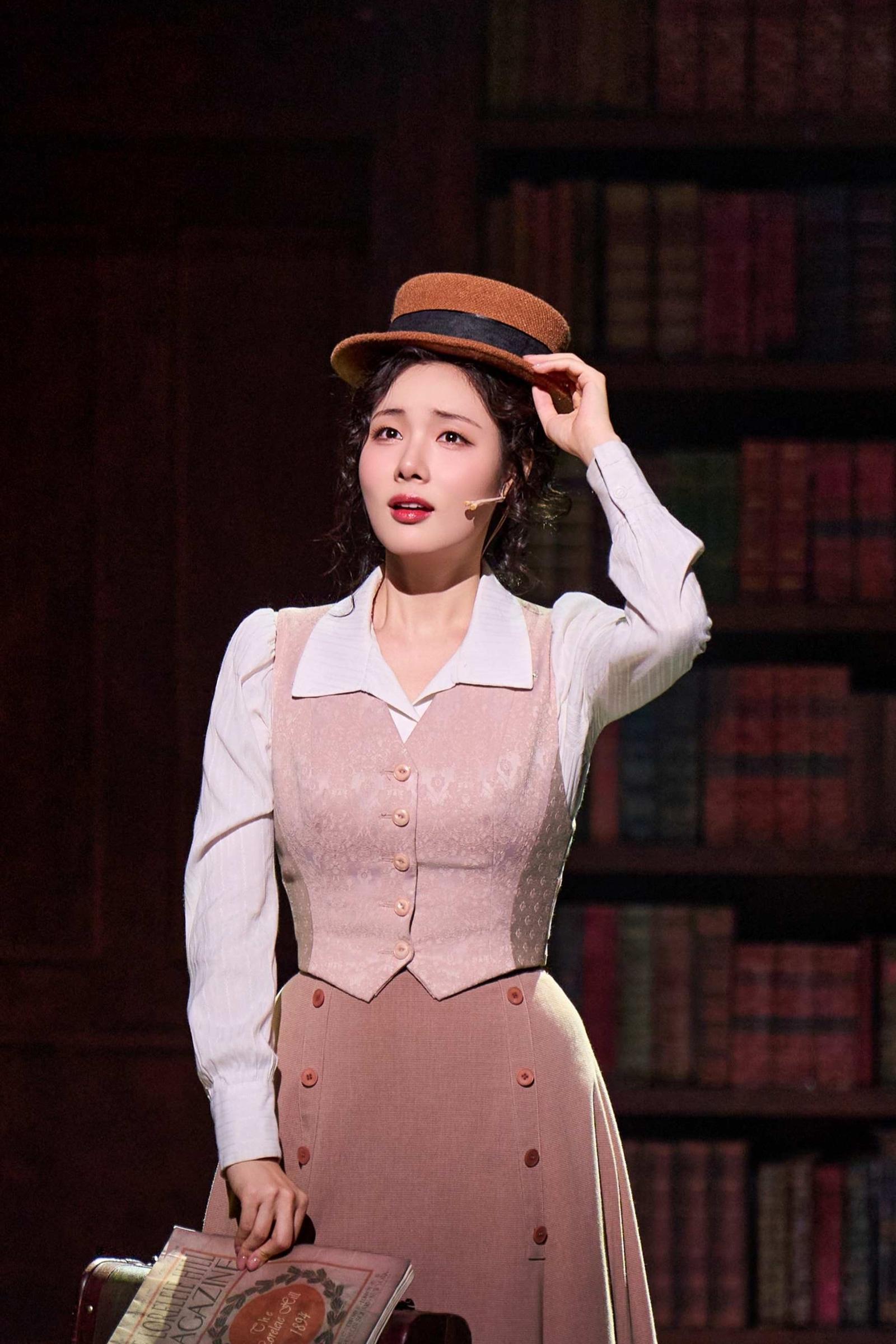 안나 역을 맡은 배우 민경아. 아떼오드 제공