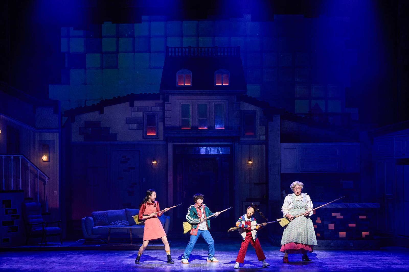 미세스 다웃파이어로 변장한 다니엘(오른쪽)은 세 자녀와 빗자루를 들고 신나게 춤추며 논다. 샘컴퍼니 스튜디오선데이 제공