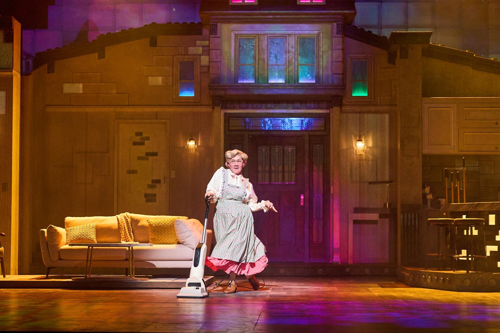 미세스 다웃파이어로 변장한 다니엘이 신나게 청소하고 있다. 샘컴퍼니 스튜디오선데이 제공