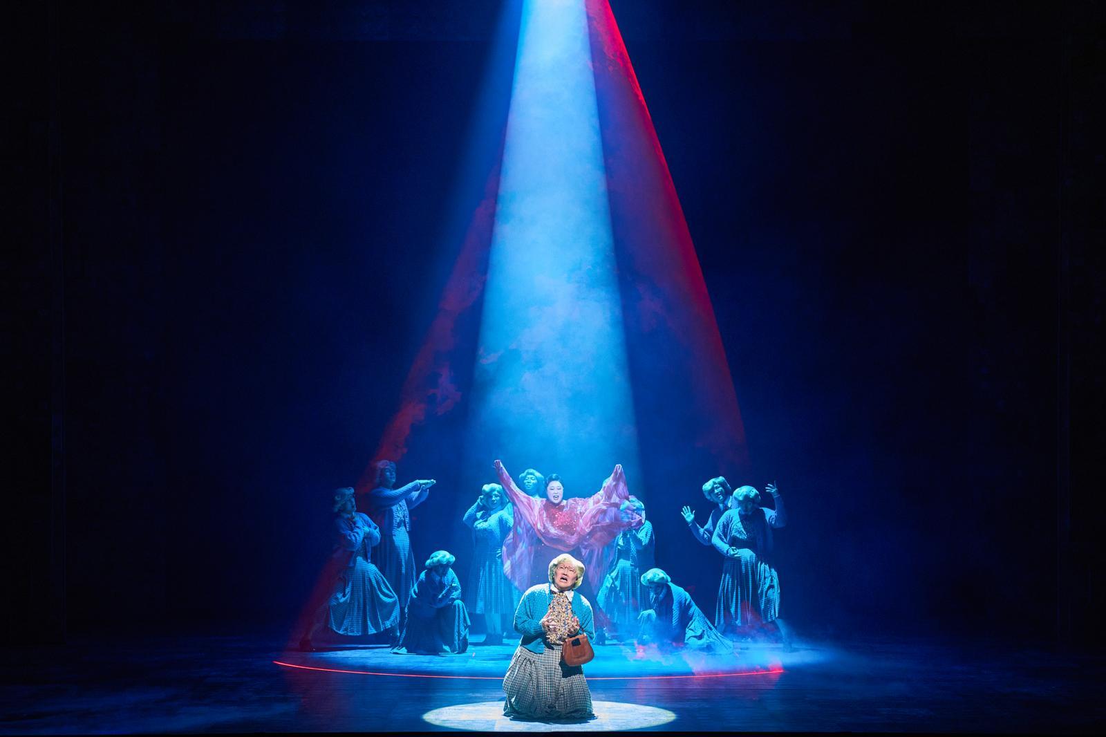 미세스 다웃파이어로 변장한 다니엘은 상황이 점점 꼬이며 진실을 말해야 할 순간이 다가오자 고뇌한다.  샘컴퍼니 스튜디오선데이 제공