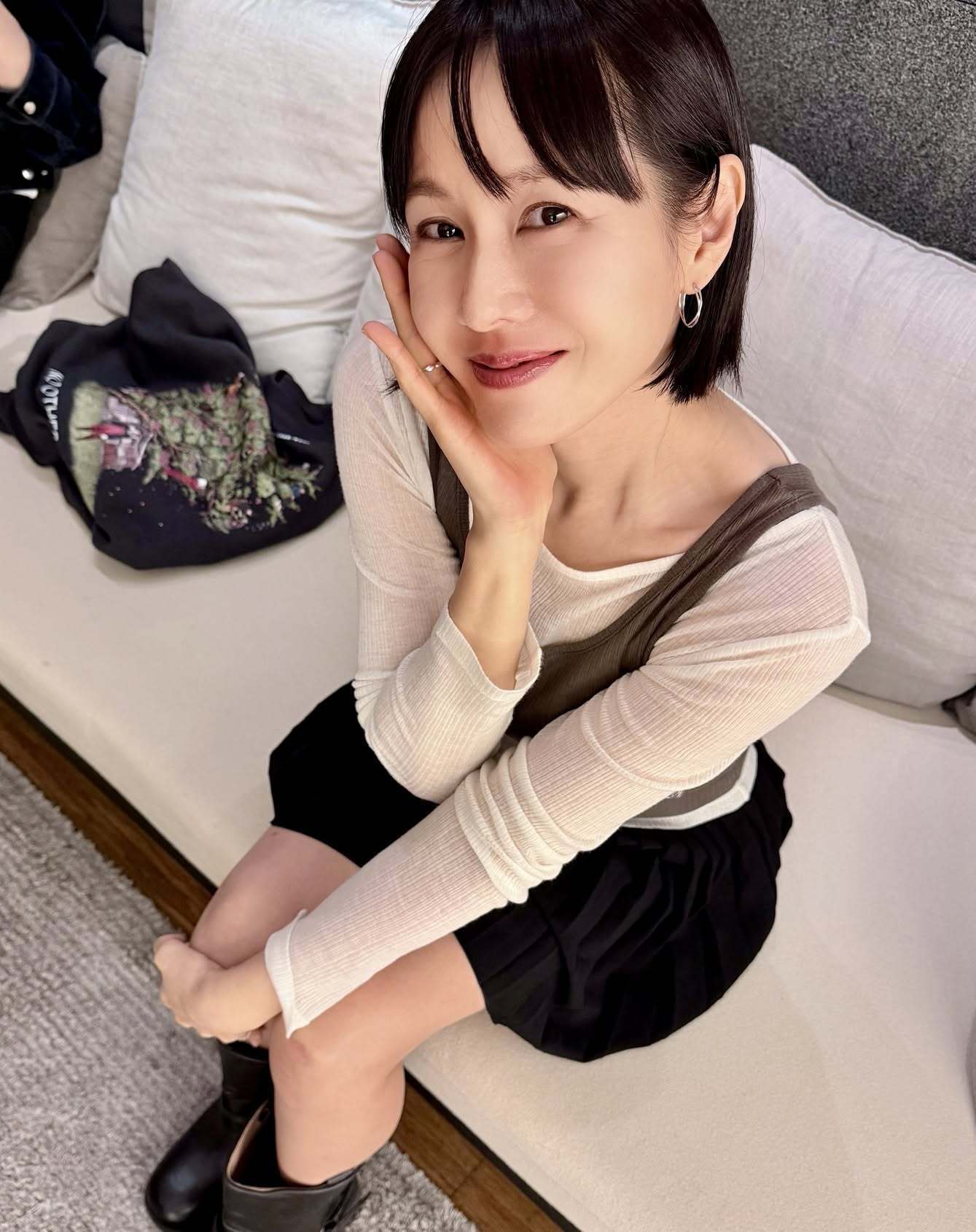 배우 손예진이 박찬욱 감독 신작 ‘어쩔 수가 없다’ 촬영 현장에서 단발머리로 변신한 모습을 공개했다. 김형묵과 다정한 분위기 속에서 꽃받침 포즈를 취한 손예진은 러블리한 매력으로 시선을 사로잡았다. 손예진(CJ ENM 인스타그램 갈무리)