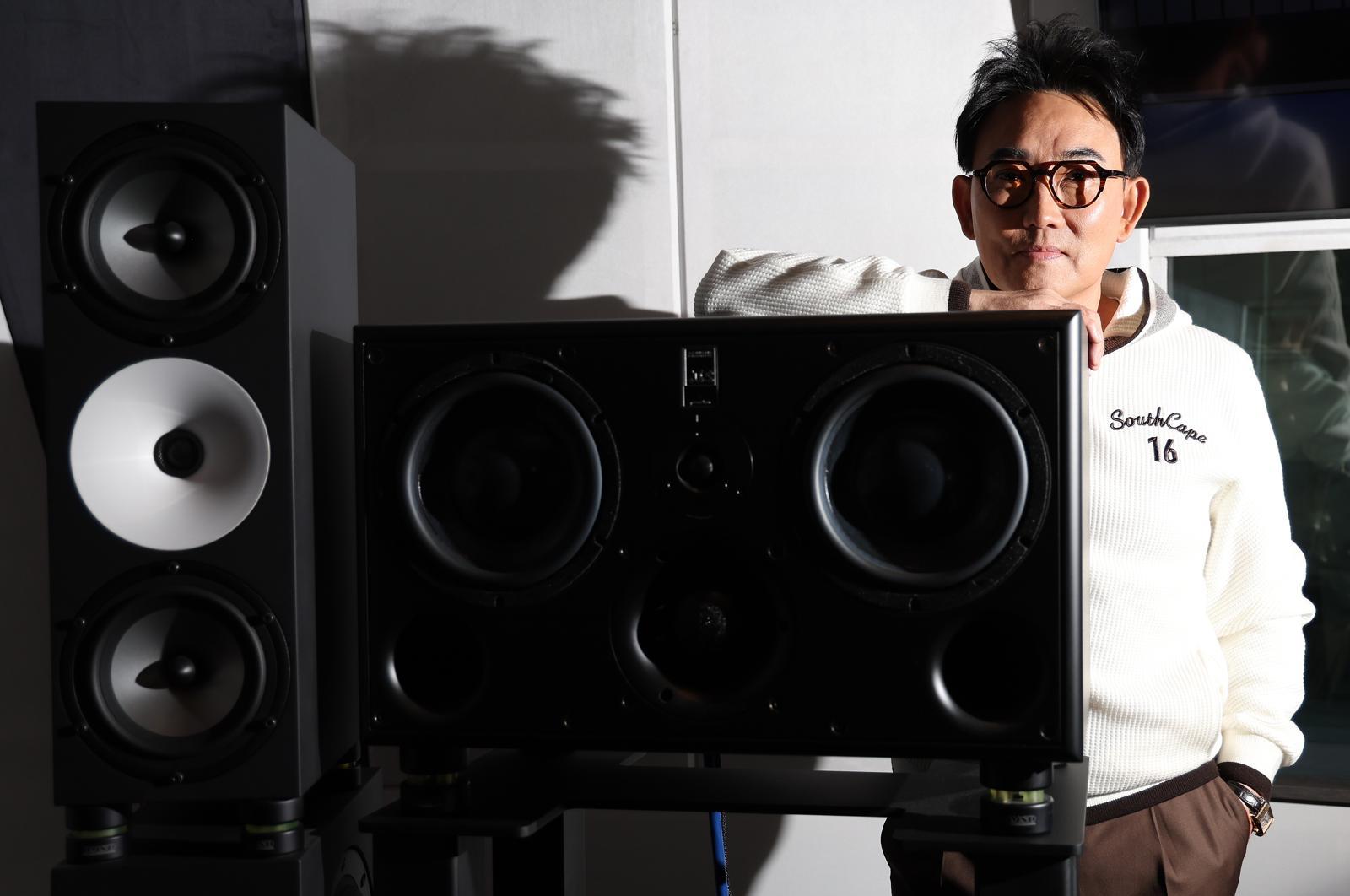 가수 이승철이 지난 19일 첫째 딸 결혼식에서 기타를 들고 직접 5곡의 축가를 불렀다. 진심 어린 목소리에 하객들이 눈시울을 붉혔으며, 잔나비도 무대에 올라 두 사람의 앞날을 축복했다. 가수 이승철. News1