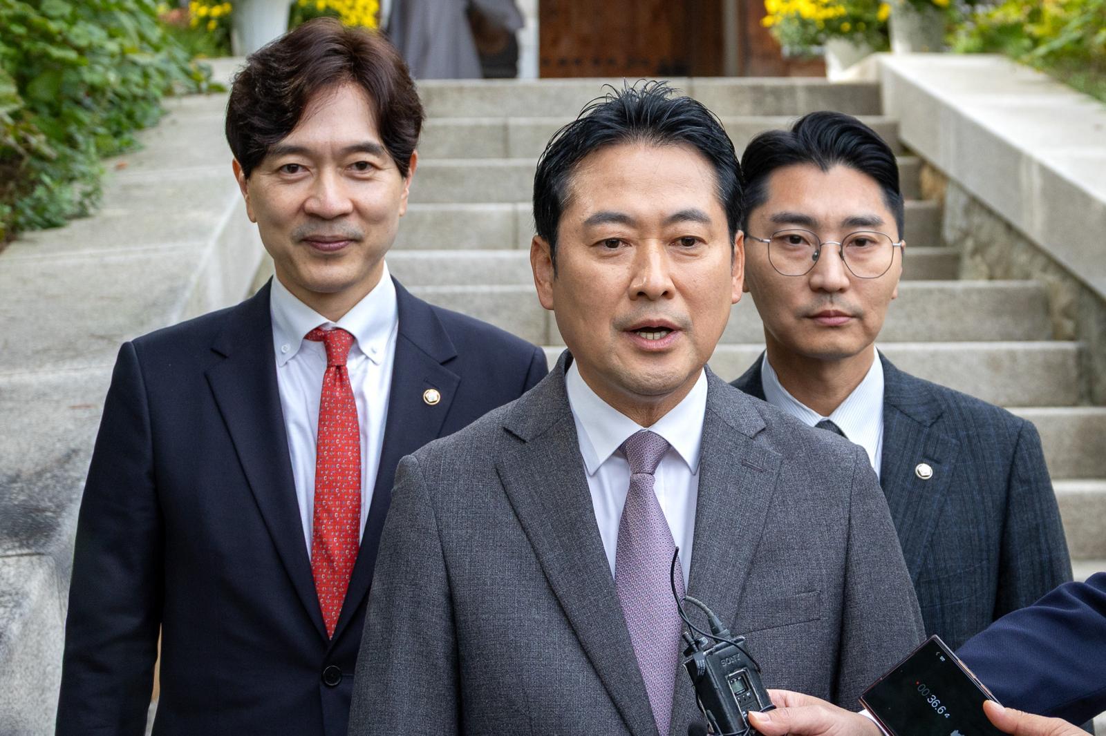 장동혁 국민의힘 대표가 21일 오후 서울 강남구 봉은사를 찾아 대한불교조계종 총무원장 진우스님을 예방한 후 백브리핑을 하고 있다. 2025.10.21. 뉴스1