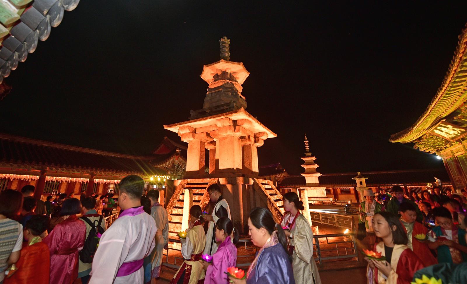 ‘2025 세계유산축전’을 맞아 지난 25~27일 사흘간 경주 불국사 청운교와 백운교에서 ‘빛으로 쓰는 이야기 IN 불국사’행사가 열렸다. 2025.9.28/뉴스1