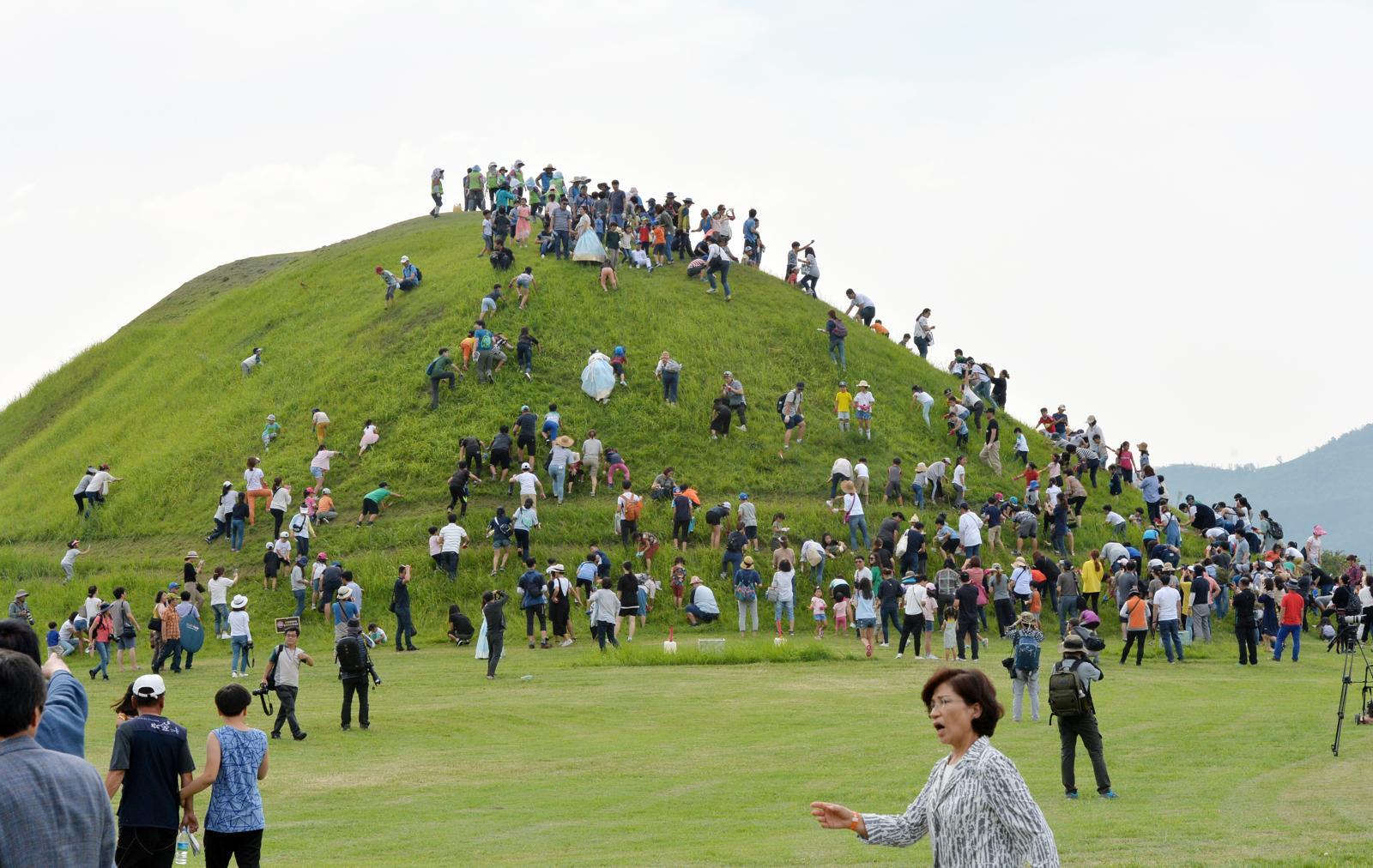 2017년 9일 오후 경북 경주시 동부사적지 내 신라왕경경유적지 일원에서 열린 ‘2017신라임금 이발하는 날’ 행사에 참가한 시민과 관광객들이 벌초를 하고 있다. 2017.9.9 뉴스1 사진공동취재단